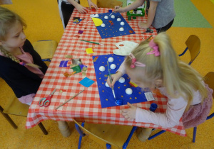 Dzieci malują farbami styropianowe kulki.